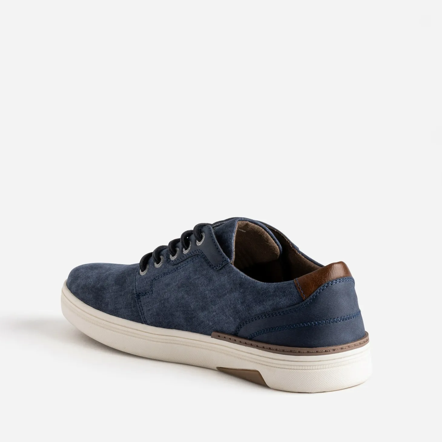 Tennis bleue en toile