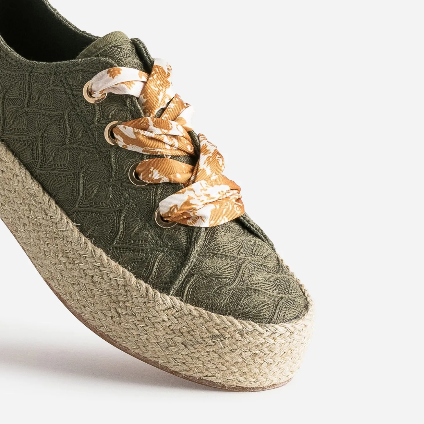 Tennis kaki en toile brodée dentelle éco-conçue