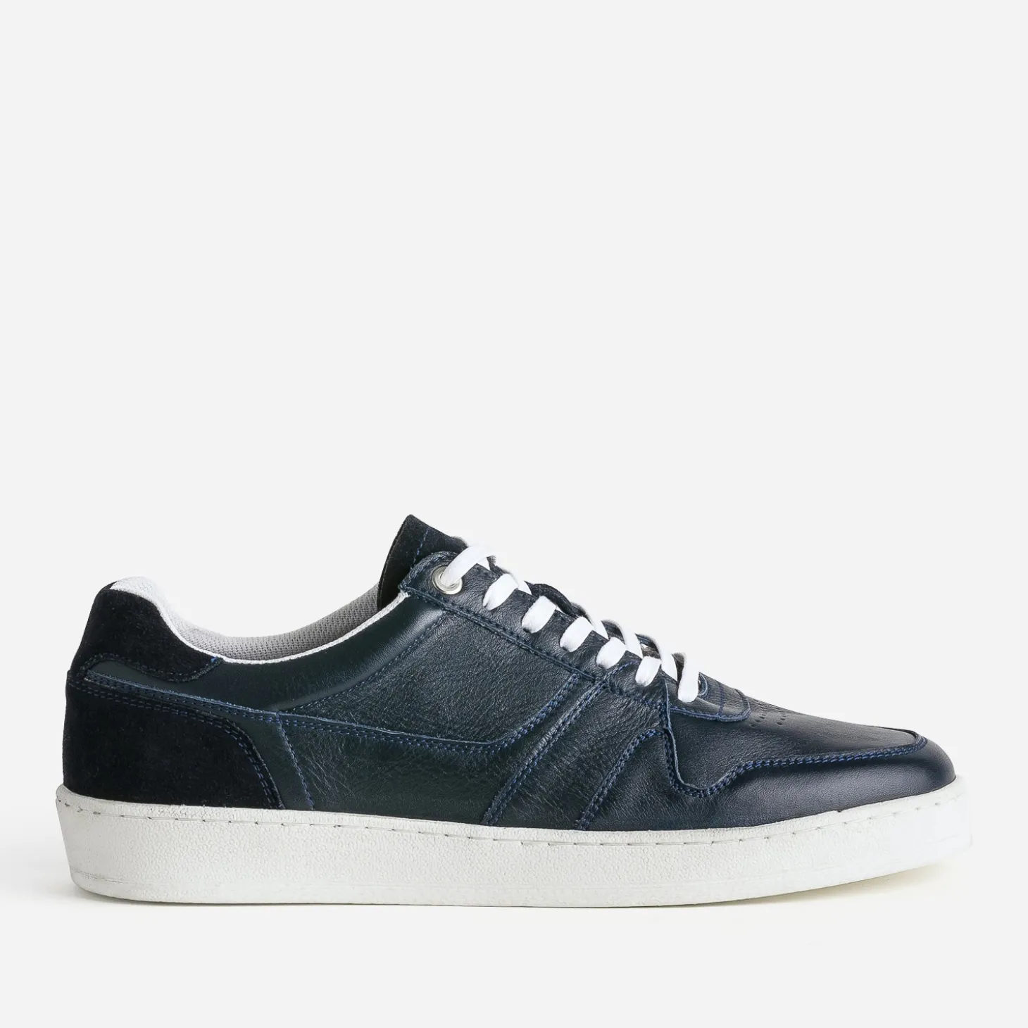 Tennis marine éco-conçue en cuir