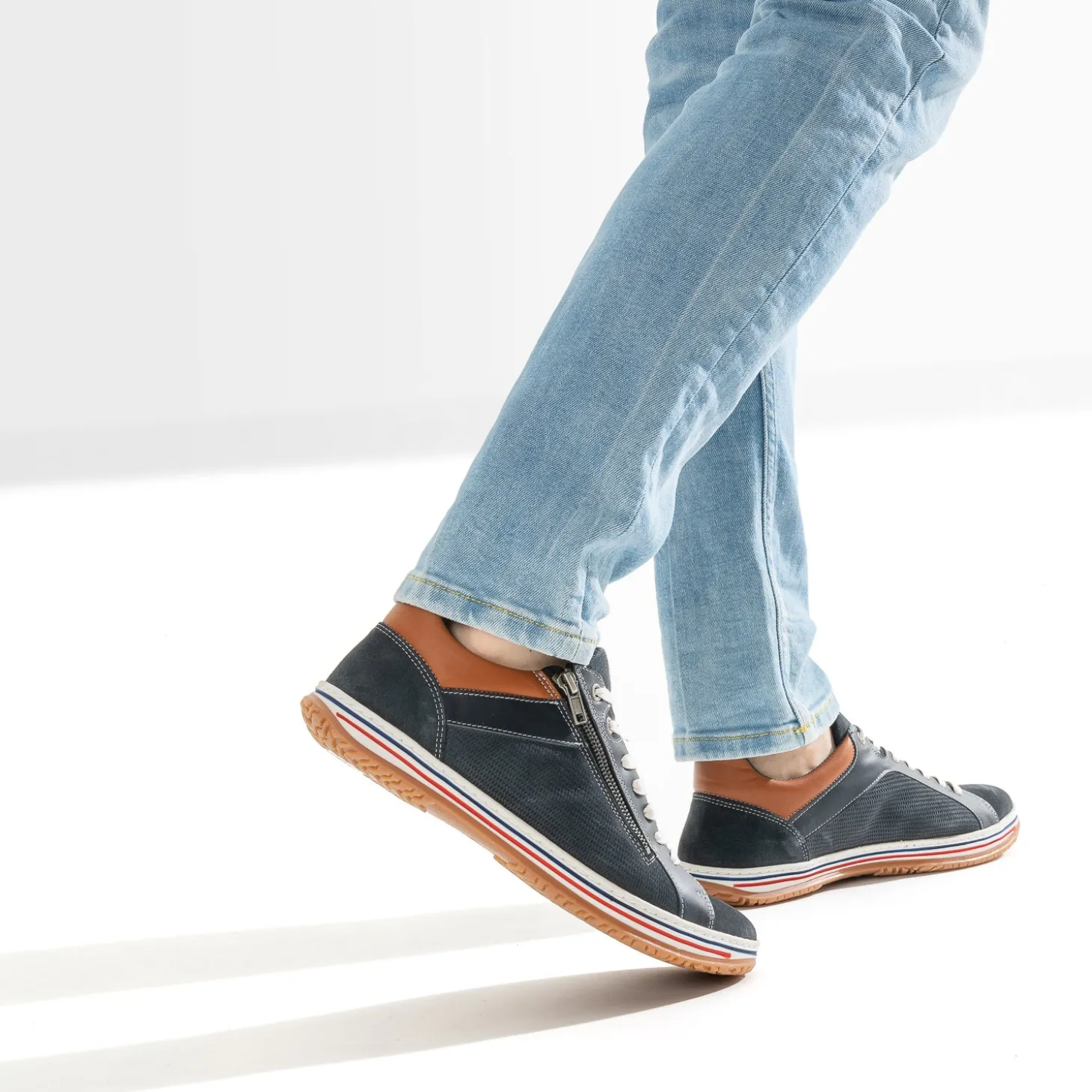 Tennis marine cuir éco-conçu