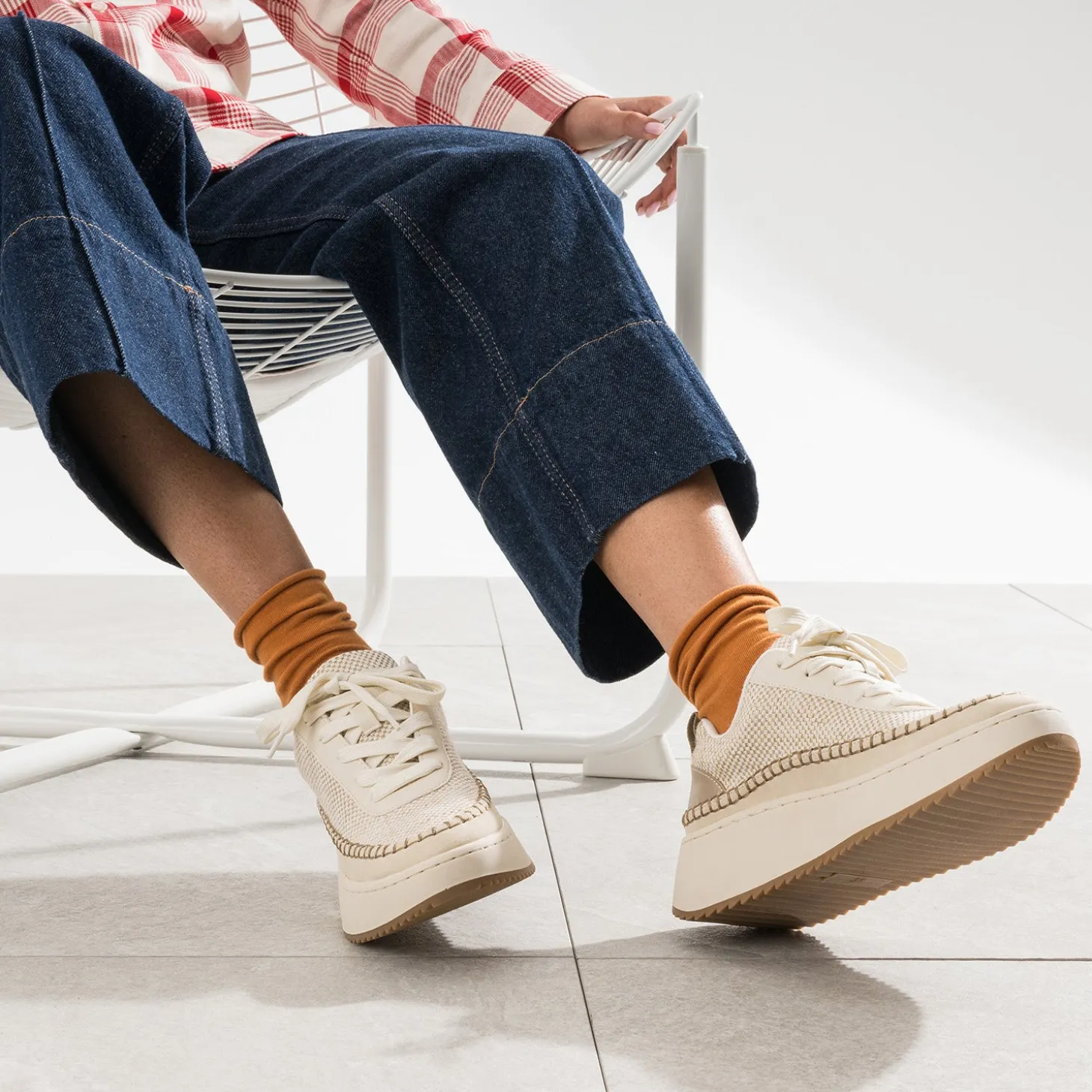 Tennis TEXTO beige tressage doré et surpiqûre contrastée
