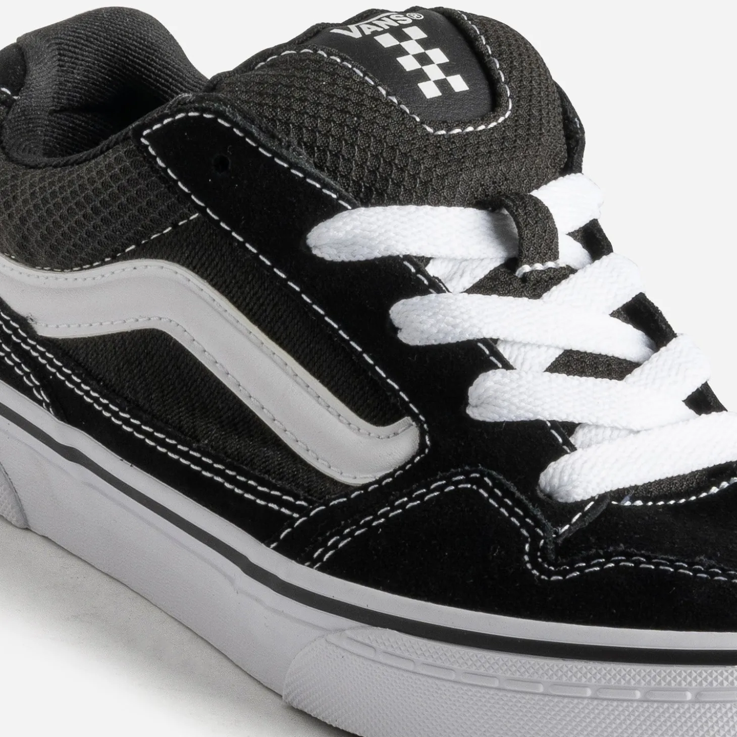 Tennis VANS noire détails mesh